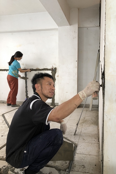 水泥工和女兒在工地