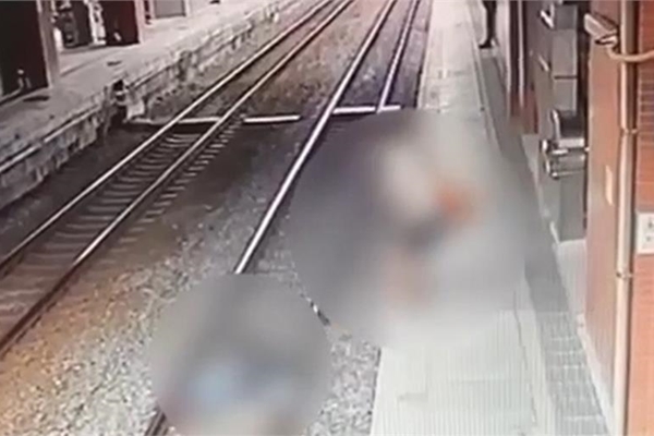 嬰兒車落軌