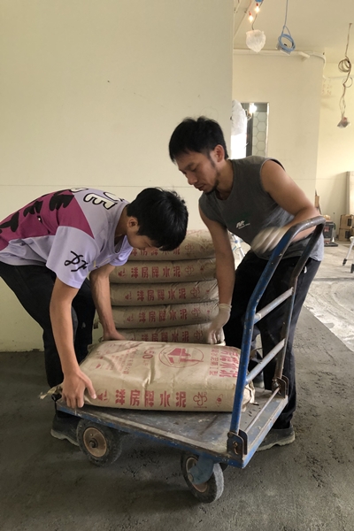 水泥工阿鴻和兒子在工地
