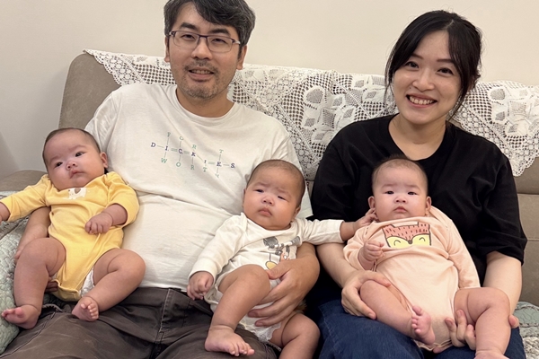 三胞胎與爸媽