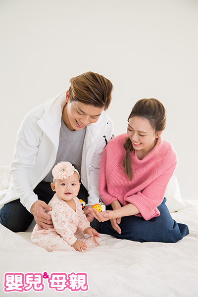 抱緊寶寶、包緊他、使用電動搖床搖晃，以及讓寶寶吸吮，皆可幫助寶寶入睡