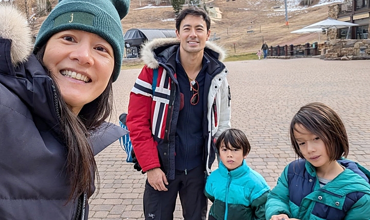 Janet謝怡芬視力1500度，不給3C，兩兒子沒近視！兩孩脫褲互打屁股、指生殖器，媽傻眼！