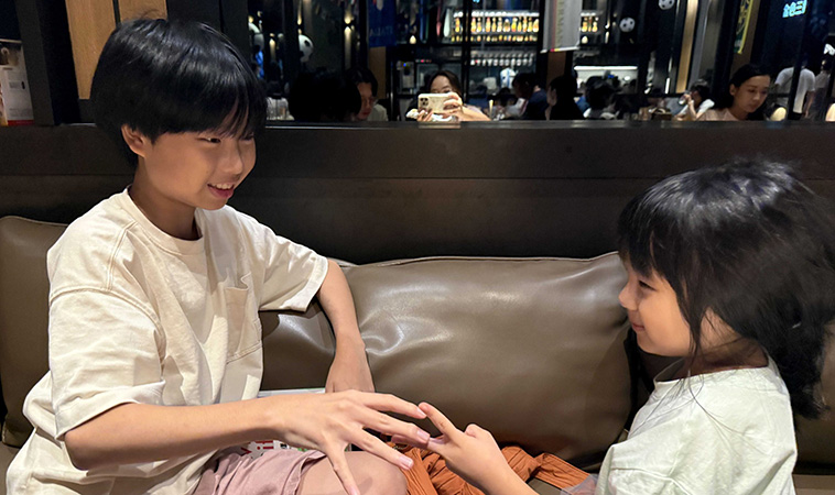 不買手機給孩子，就要被貼「北七父母」標籤？不同年齡層的小孩外出怎麼克服無聊？