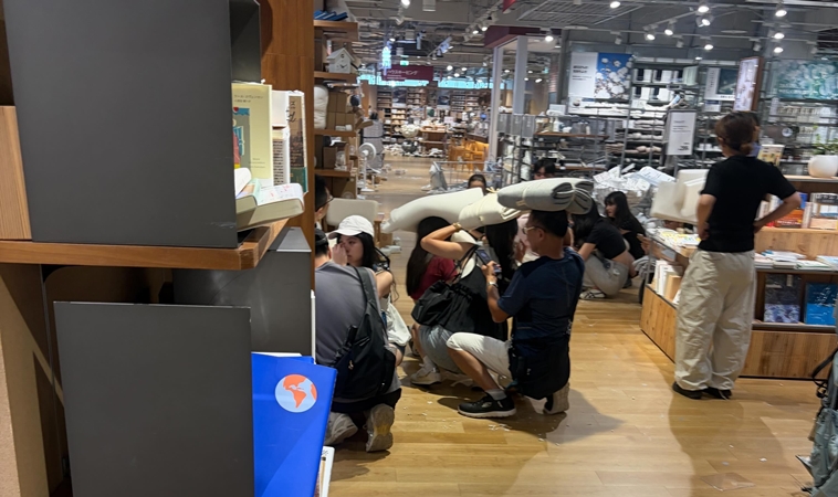 熊本強震讓台灣人也揪心！無印良品店員發枕頭護頭、陪伴撤離，災難中最暖心的一幕
