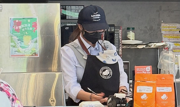 路易莎媽媽揹寶寶上班的畫面好動人！網感動：職場親子友善真的能提升台灣生育率