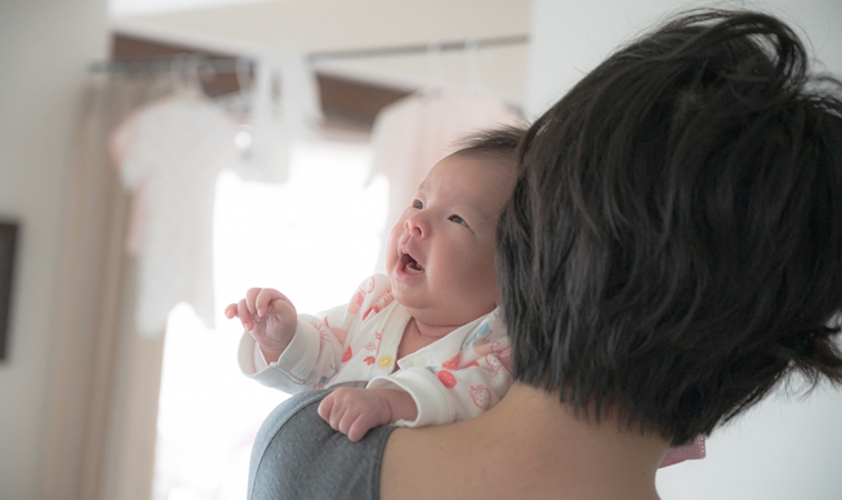 新北新手媽媽揹1月大女嬰墜樓，疑似產後憂鬱！莫輕忽，9症狀中5個快就醫