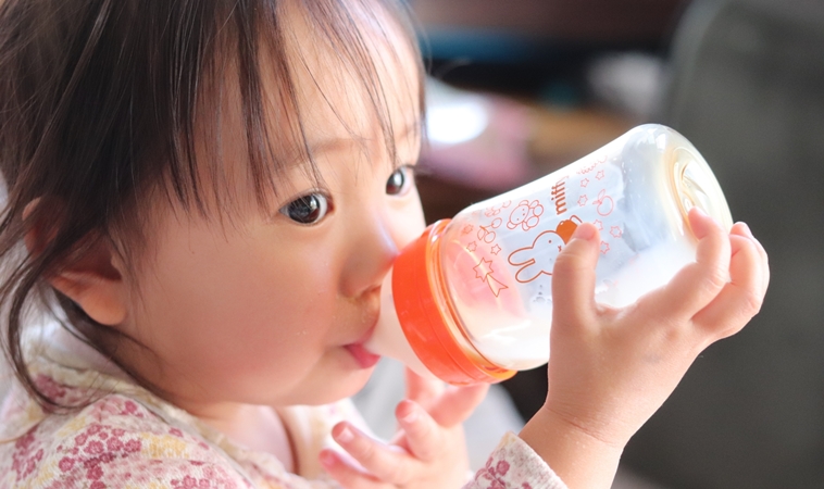 4歲還在用奶瓶？爸媽求診才發現：孩子夜咳到吐，根本是奶瓶害的！