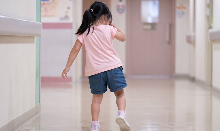 每器官都可能長出腫瘤！6歲女童哭鬧、不願走路、嘔吐&hellip;終生反覆手術，VHL七徵兆快就醫