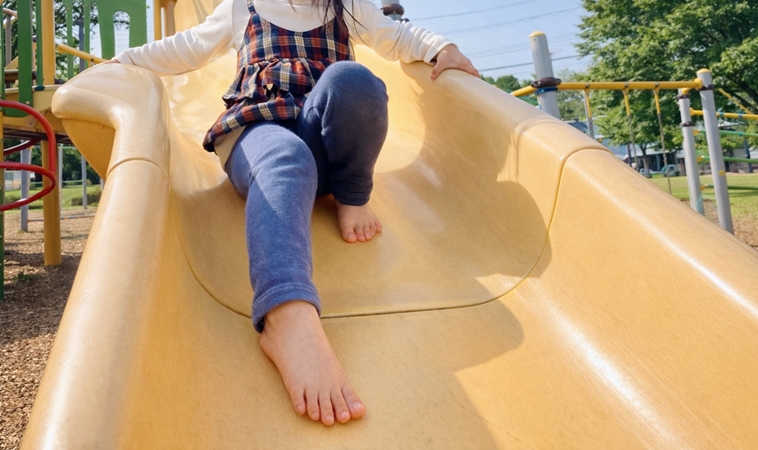 就在爸媽眼前搶孩子！內湖公園擄童驚魂，媽媽護女反遭攻擊「想到就覺得害怕！」