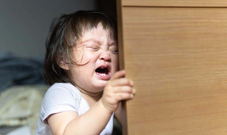 「別用虎姑婆嚇小孩」長期利用恐懼催促入睡，孩子可能出現問題！