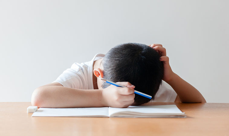 健忘、容易分心！小孩子也會金魚腦？每天吃瓜看熱鬧，這樣的孩子其實是......