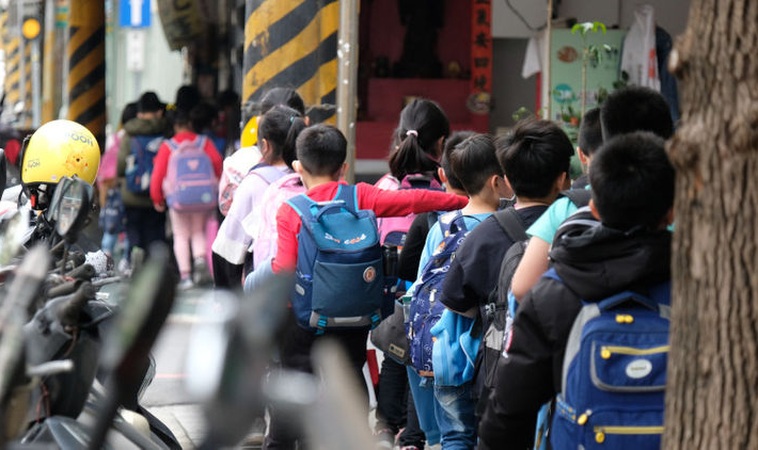 放學後，孩子去哪裡｜少子化下五年增 370 家，安親班為何愈開愈多？