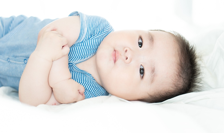 【育兒迷思說清楚１】寶寶睡眠怎麼顧才安全？趴睡、同床與睡過夜一次釐清