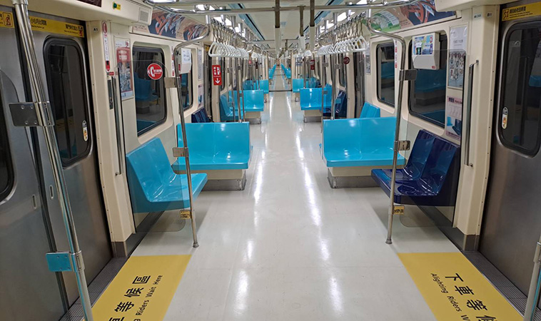 台北捷運板南線爆衝突，母拍幼女手心兩下，卻換來正義魔人一拳攻擊