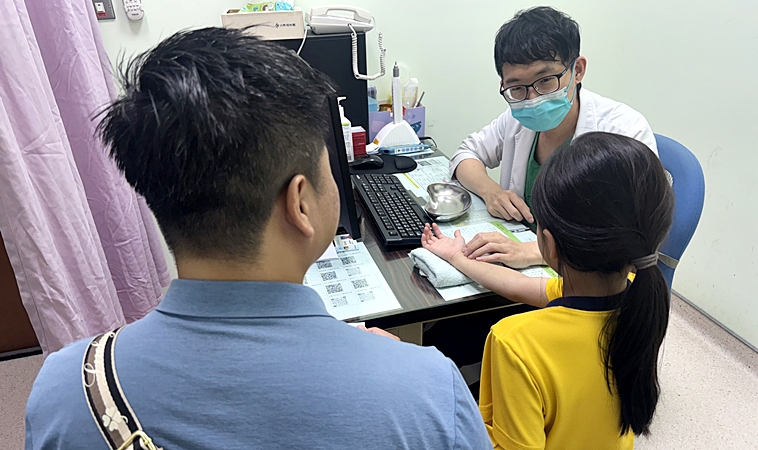 7歲女童愛吃炸雞、胸部已發育，恐影響身高！性早熟男女不同，骨齡超前1年內中醫有救