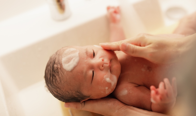 沐浴乳造成嬰幼兒性早熟？醫師解析環境荷爾蒙與內分泌干擾物真相