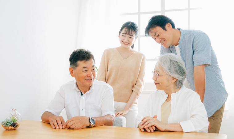 爸媽老是喊這裡痛、那裡不舒服？檢查卻找不到原因，醫提醒：可能是憂鬱症警訊！