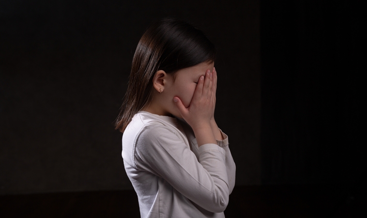 南投某國小校長載小六女童上汽旅、給避孕藥，她噁心用菜瓜布洗澡：媽媽不會信，老師很神聖&hellip;