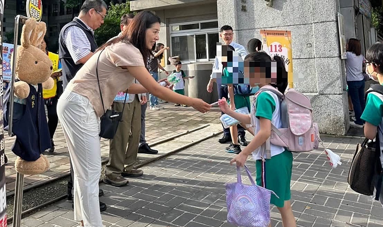 「最美家長會長」侯湘婷現身國小校門，凍齡美貌曝光！站路口當導護，母愛擴及校園孩子