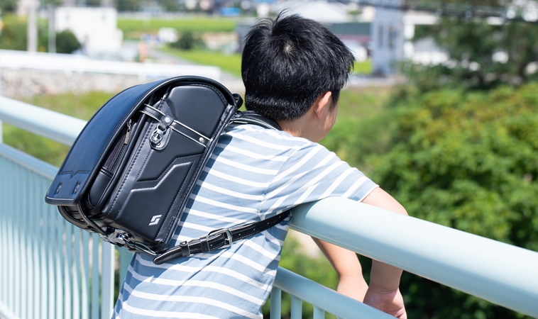 「為什麼同學都不跟我玩？」9歲自閉症男童遭排擠，其實孩子可能看不懂這些訊號