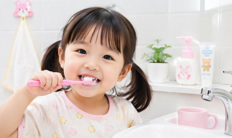 刷牙後不漱口沒關係，還可預防齬齒！？3歲蛀牙率6成，只因爸媽做錯這一件事