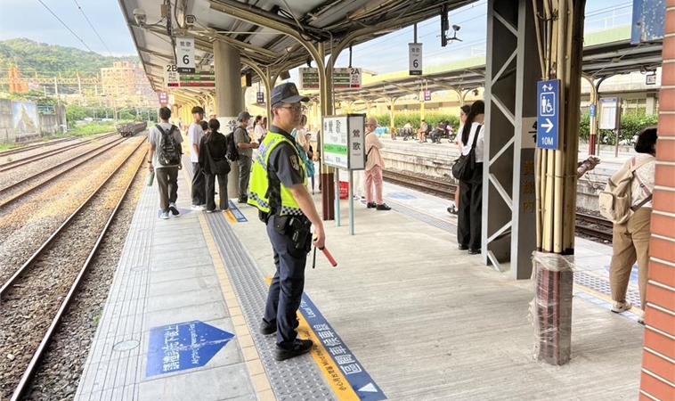 鶯歌站驚魂！爸媽聊天鬆手&hellip;2歲童連人帶車翻落鐵軌，「看起來很平的月台」最危險