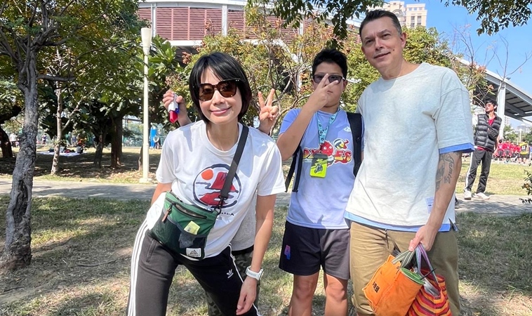 丁寧更年期睡不好，拖一個月才求助老公，他說了這句讓她大徹大悟：媽媽越沒用越好！