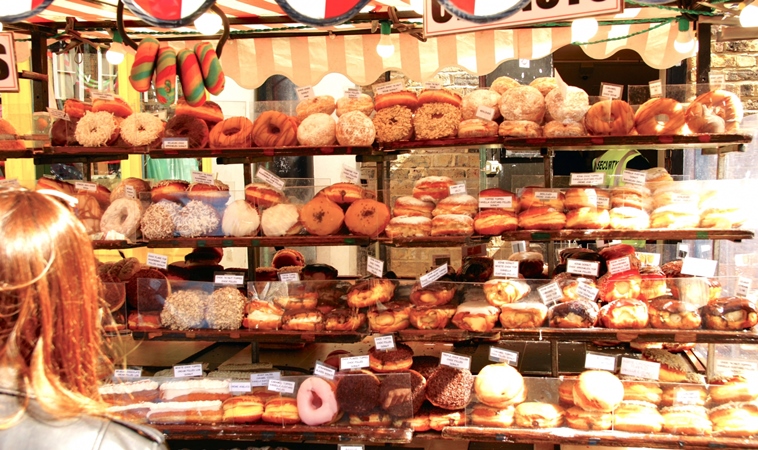 媽媽帶6歲小孩買甜甜圈遭拒，連外帶都不行！法律與育兒安全問題引發家長熱議