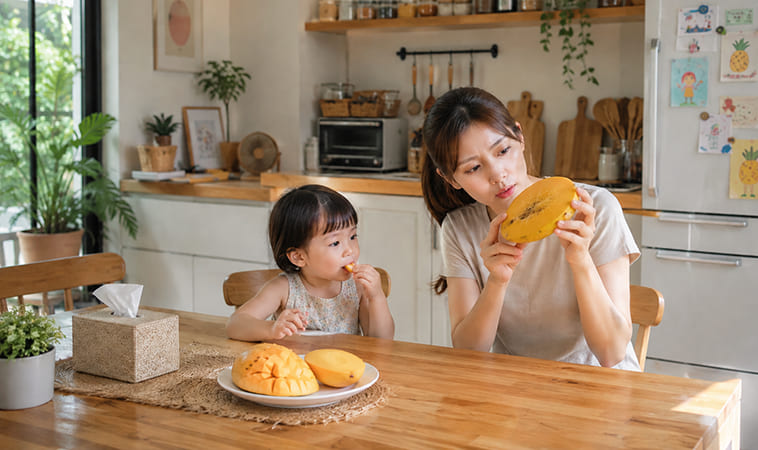芒果裡有「黑絲長毛」還能吃嗎？夏天水果壞掉怎麼看？孕婦、小孩最要小心這些事
