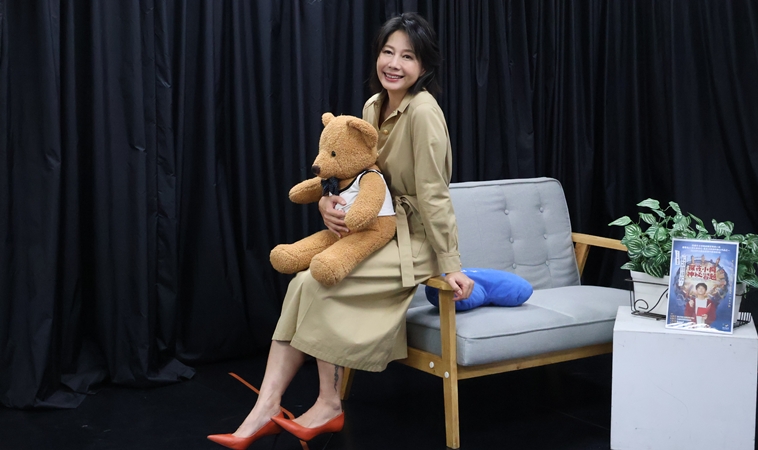 丁寧一招面對小孩外出躺地不起「盧」，三孩不敢鬧第二次！哥姐還對弟妹說：這招沒用啦