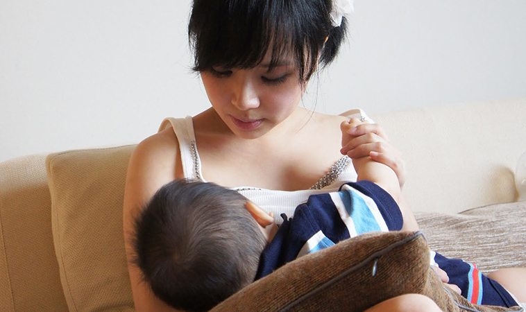 「你快樂嗎？有沒有時間休息？」，好媽媽的追奶戰場，給餵奶不順利的你。