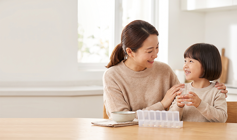 孩子總是吞不下藥丸？兒科醫師親授2個吞藥技巧，原來換個姿勢就成功了！
