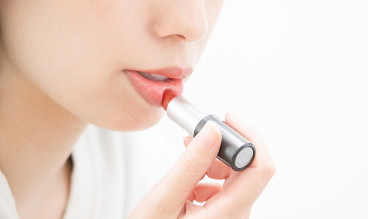 臉上也可能有「紅色危機」！台灣化妝品首度驗出禁用染料「蘇丹紅」，長期使用恐有健康風險！