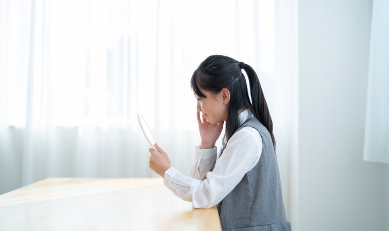 7歲女童滿臉爆痘，媽媽崩潰衝診間喊「性早熟」！醫破案3原因，短期狂吃這些是大忌