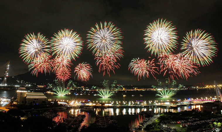 2025淡水漁人碼頭仲夏繽紛樂再燃！8月連兩週煙火綻放，DJ微醺之夜 × 民歌演唱會浪漫接力