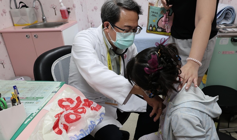 5歲女童染A型流感，3歲弟和爸爸全中！醫：A流較B流易重症，兒童出現3症狀莫輕忽