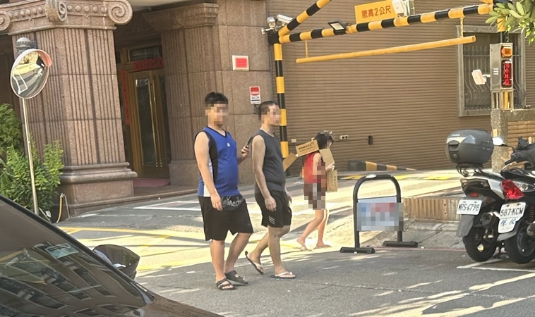 三重女童扛「小偷、畜生」紙板遭爸爸遊街錄影，網PO脆疑羞辱式管教！社會局緊急安置