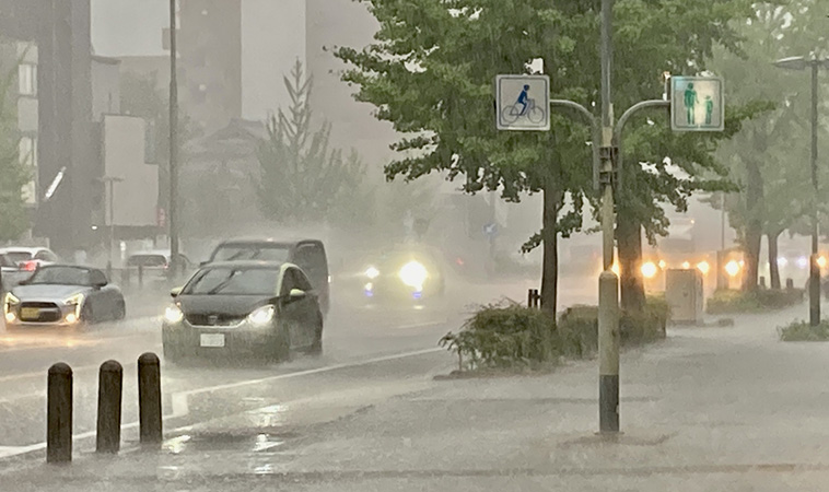 雨一直下…家裡泡水怎麼辦？暴雨來襲，5件事絕不能做！