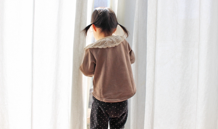 2歲女童疑自行推開窗戶不慎墜樓，媽媽自責！預防小孩墜樓，快檢視家中4點硬體安全