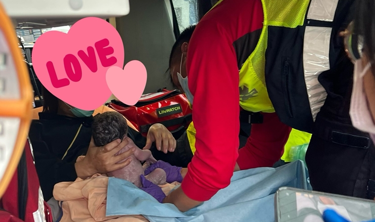 宜蘭產婦校門口站立急產　兒子急喊求救、幼兒園主任協助接生母子均安