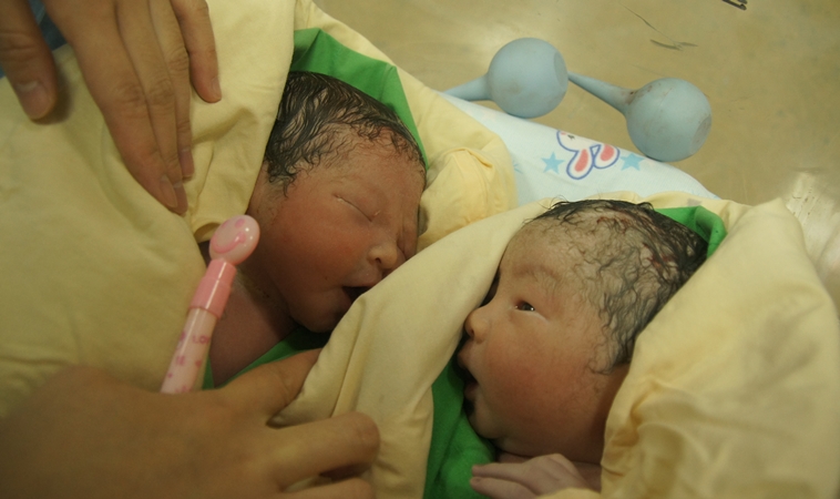 雙胞胎爸媽日常生存記：在混亂中找到秩序，職能治療師【雙寶阿木】的雙胞胎修煉