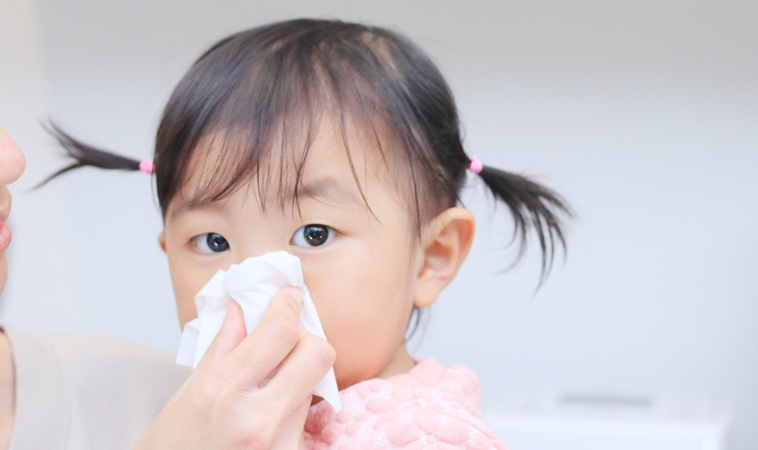 孩子常感冒怎麼辦？醫師提醒：睡眠比補充維他命C更重要，睡眠不足感冒風險高4倍