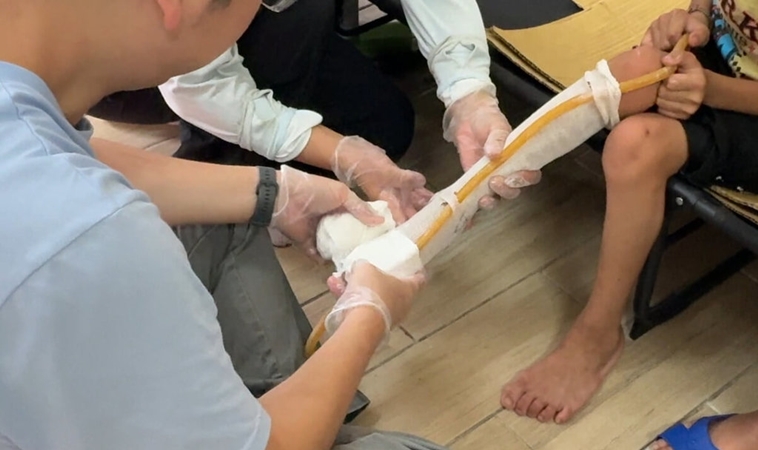 花蓮光復洪災後，8歲孩問：「媽～鞋子不見了，怎麼去上學？」洪水沖走矯具，也幾乎帶走希望