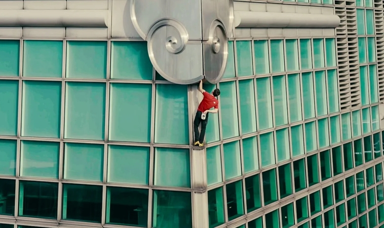 全世界都在看Alex Honnold徒手攀登台北101，真正撐住他的是家人的信任與陪伴