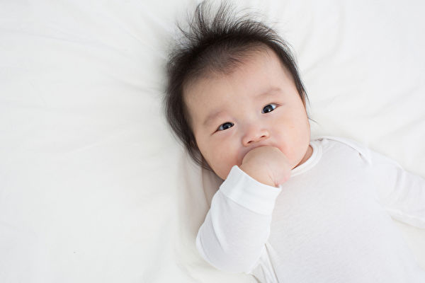 觀察BB食手指的情況，思考是否會有負面影響